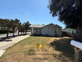 893 E Academy Ave in Tulare, CA - Building Photo