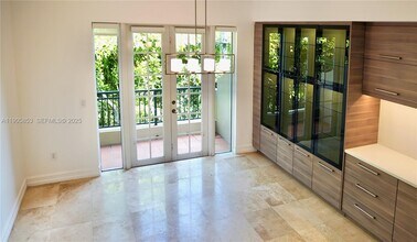 615 Santander Ave in Coral Gables, FL - Foto de edificio - Building Photo