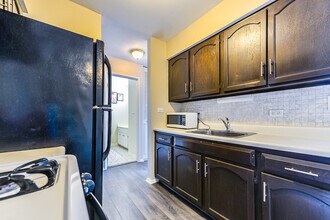 1475 Rebecca Dr, Unit 214 in Hoffman Estates, IL - Building Photo - Building Photo