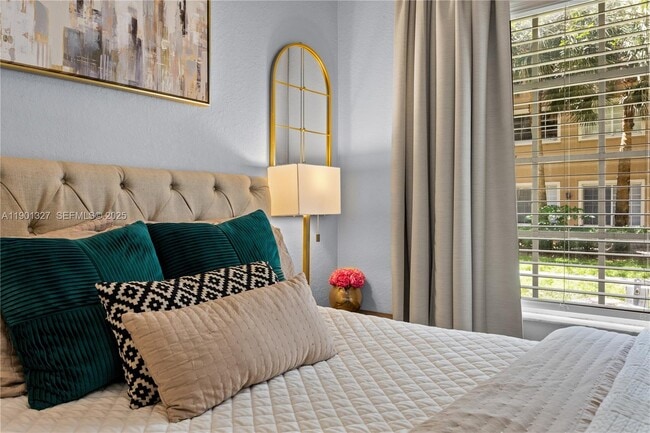 2544 Centergate Dr in Miramar, FL - Foto de edificio - Building Photo