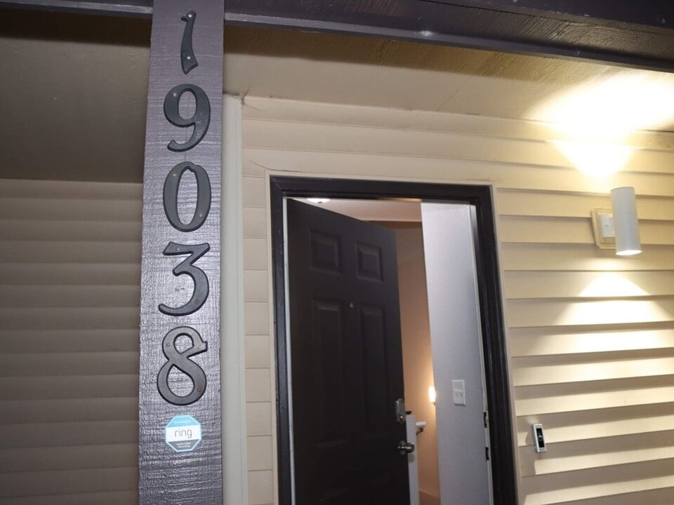 19038 E Carmel Dr in Aurora, CO - Building Photo