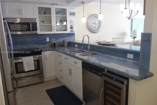 5701 Collins Ave in Miami Beach, FL - Building Photo