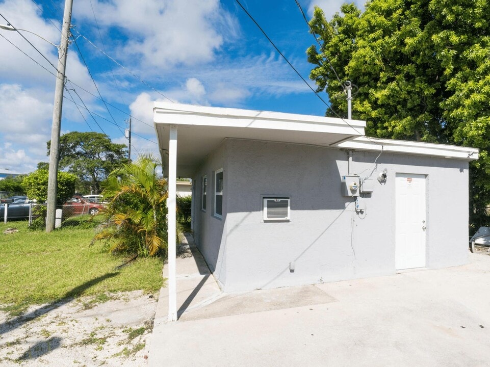 141 NW 13th Ave in Boynton Beach, FL - Building Photo