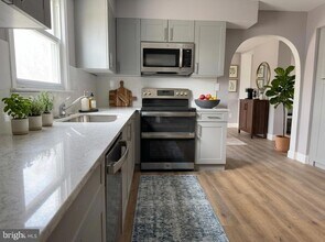 53 N Post Rd in West Windsor Township, NJ - Foto de edificio - Building Photo