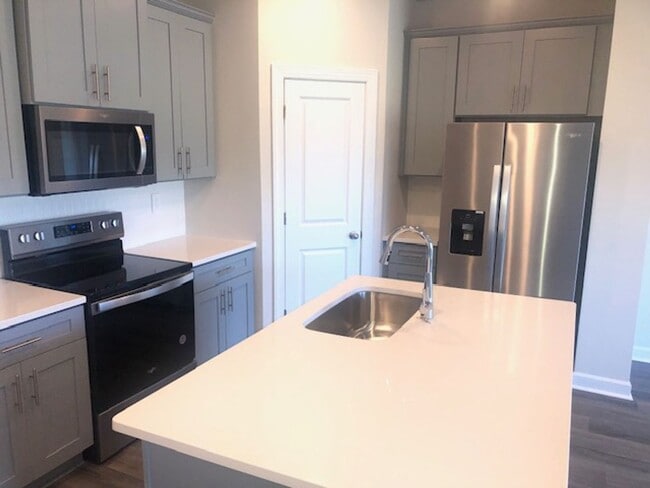 1802 Braemar Vlg Dr in Monroe, NC - Foto de edificio - Building Photo