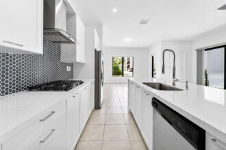 8173 NW 42nd St in Doral, FL - Building Photo - Building Photo