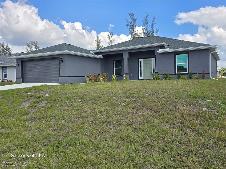 2705 NW 22nd Pl in Cape Coral, FL - Building Photo
