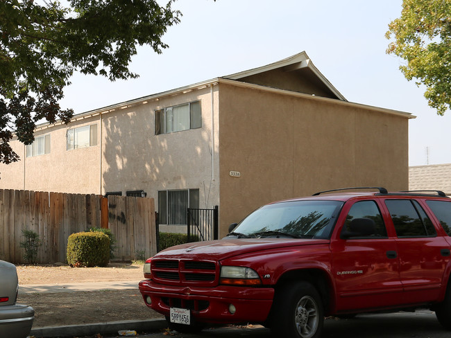 3338 E Sierra Madre Ave, Fresno CA 93726 in Fresno, CA - Foto de edificio - Building Photo