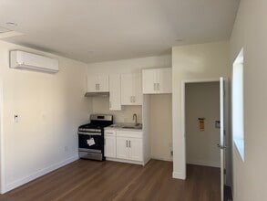 4433 3/4 Towne Ave in Los Angeles, CA - Building Photo - Building Photo