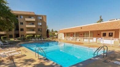 290 N Westgate Rd, Unit 409 in Mount Prospect, IL - Building Photo - Building Photo