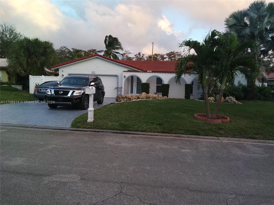 1377 NW 87th Terrace in Coral Springs, FL - Foto de edificio