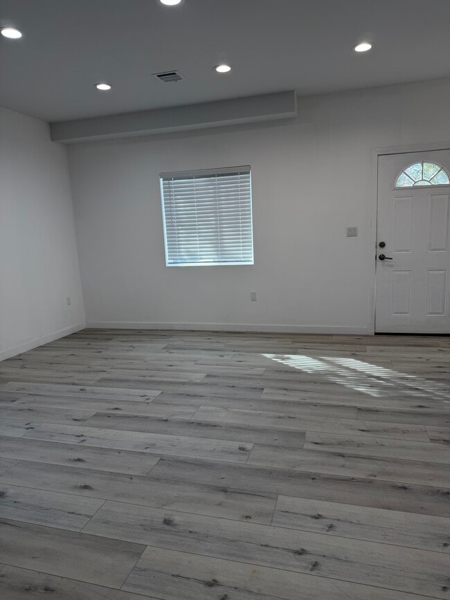 11616 Balboa Blvd in Granada Hills, CA - Foto de edificio - Building Photo