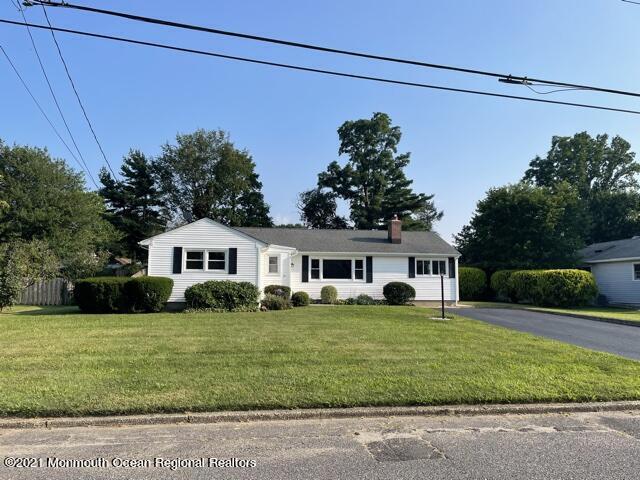 16 Community Dr in West Long Branch, NJ - Building Photo