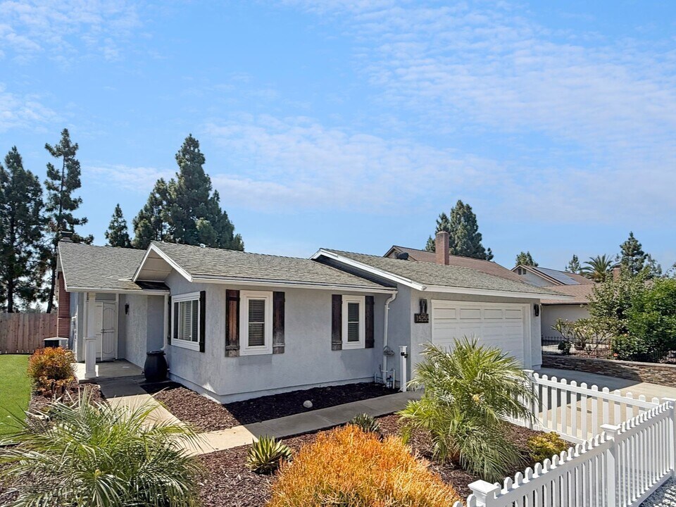 15255 Socorro Way in San Diego, CA - Building Photo