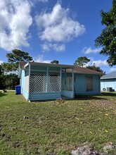 1336 23rd Avenue SW in Vero Beach, FL - Foto de edificio - Building Photo