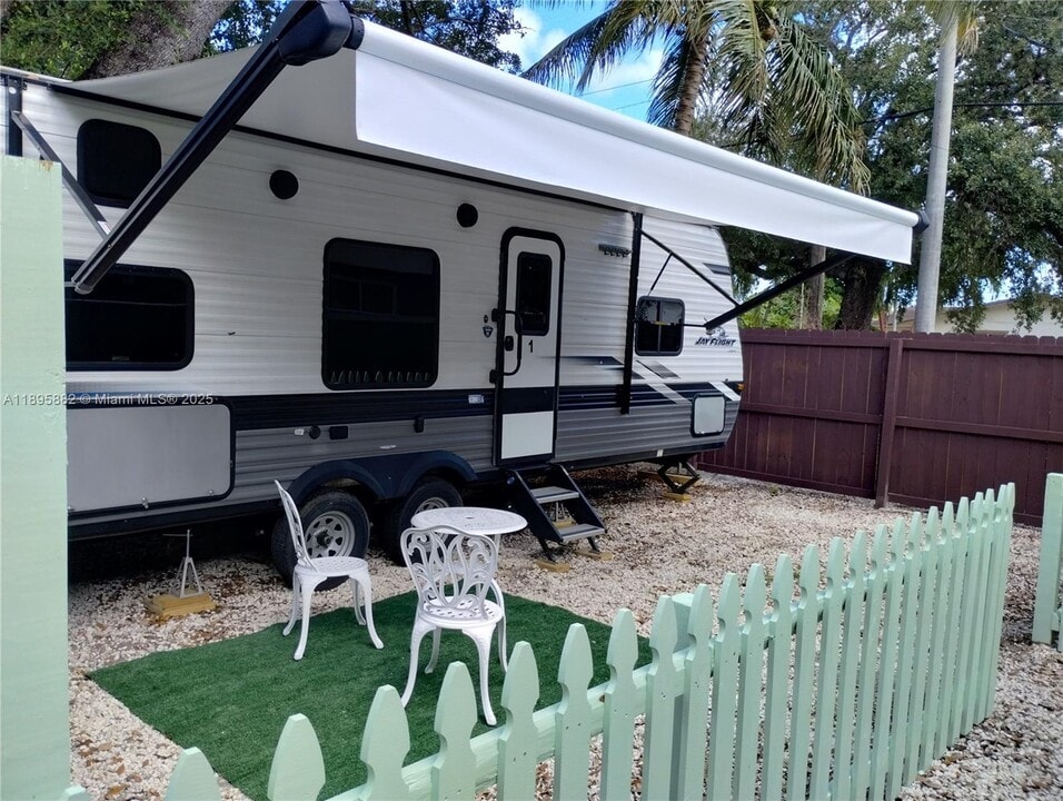 125 NE 184th Terrace in Miami, FL - Building Photo