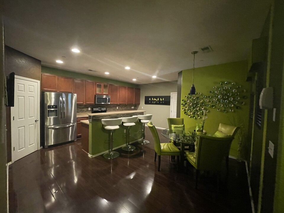 601 Menaul Blvd NE, Unit #1502 in Albuquerque, NM - Foto de edificio