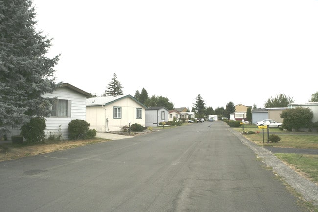 Sandy Mobile Villas in Fairview, OR - Building Photo - Building Photo