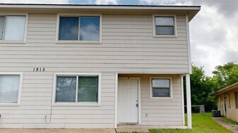 1915 Pine Tree Dr, Unit B in Bryan, TX - Building Photo