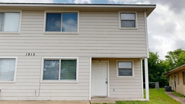 1915 Pine Tree Dr, Unit B