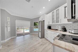 9841 SW 1st St in Plantation, FL - Building Photo - Building Photo