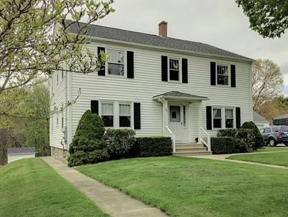 26 A St, Unit Apt 1F in Douglas, MA - Building Photo