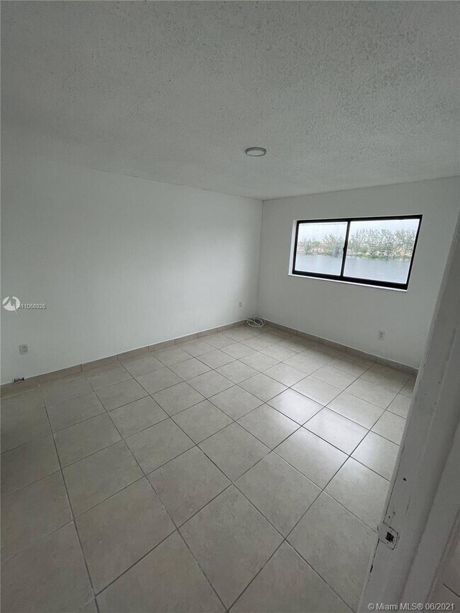 9915 W Okeechobee Rd-Unit -2-503 in Hialeah Gardens, FL - Building Photo - Building Photo
