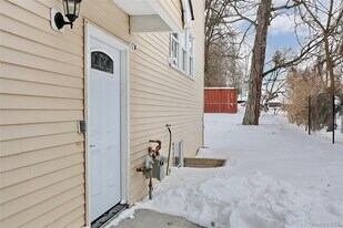 160 Saddle River Rd in Airmont, NY - Building Photo