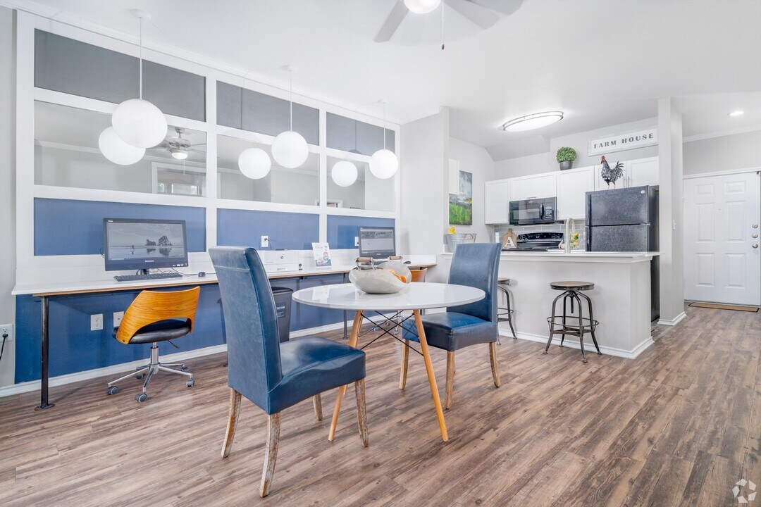 Apex Apartments in San Antonio, TX - Building Photo