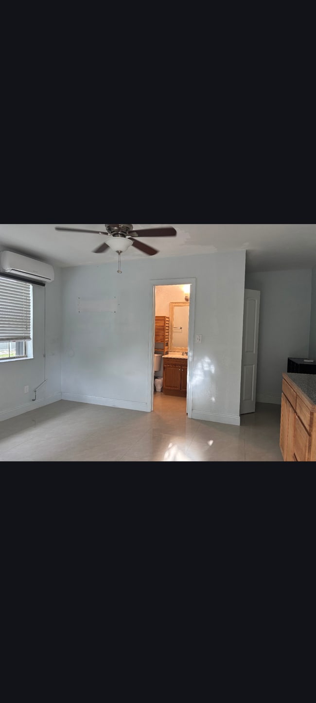 9861 SW 164th St, Unit Private apartment in Miami, FL - Building Photo - Building Photo