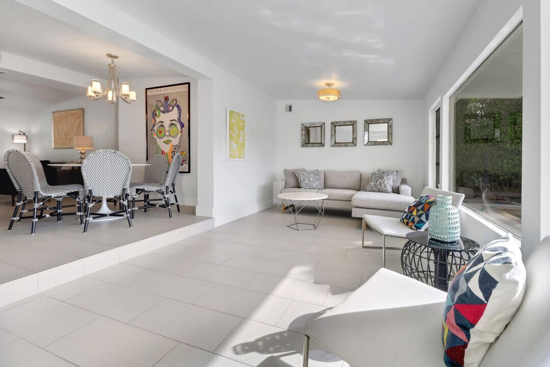 2048 Harbor Ln in Naples, FL - Building Photo
