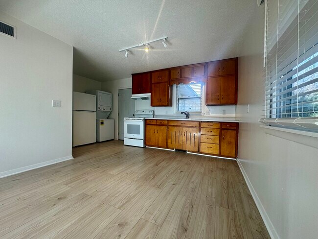 407 West Adams Avenue in Fairfield, IA - Foto de edificio - Building Photo