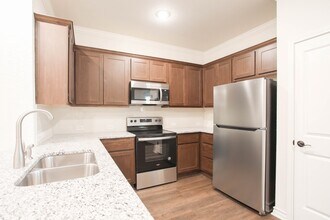 10206 Lynwood Vlg in San Antonio, TX - Building Photo - Building Photo