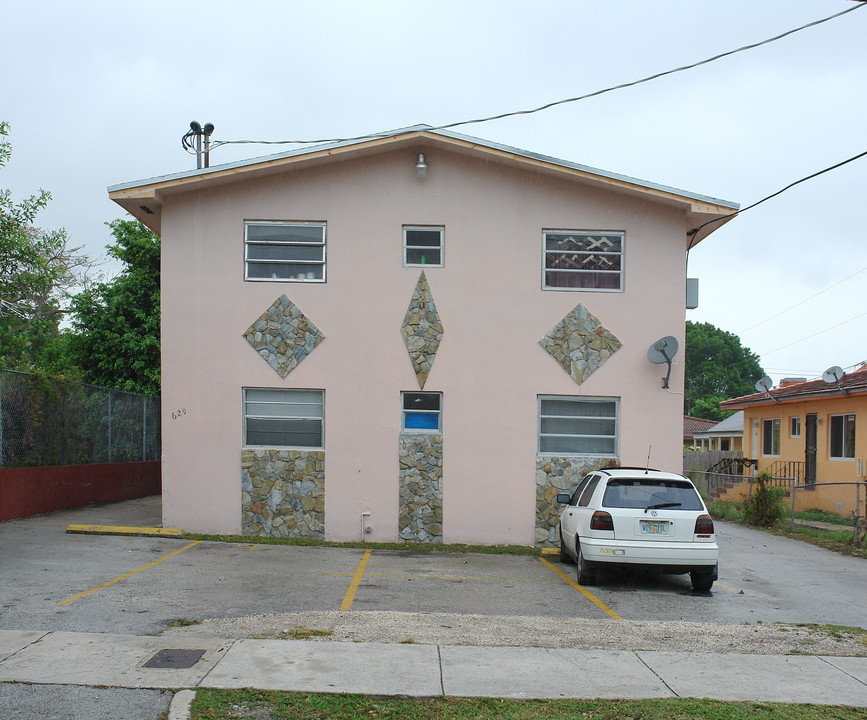 629 SW 10th St in Miami, FL - Building Photo