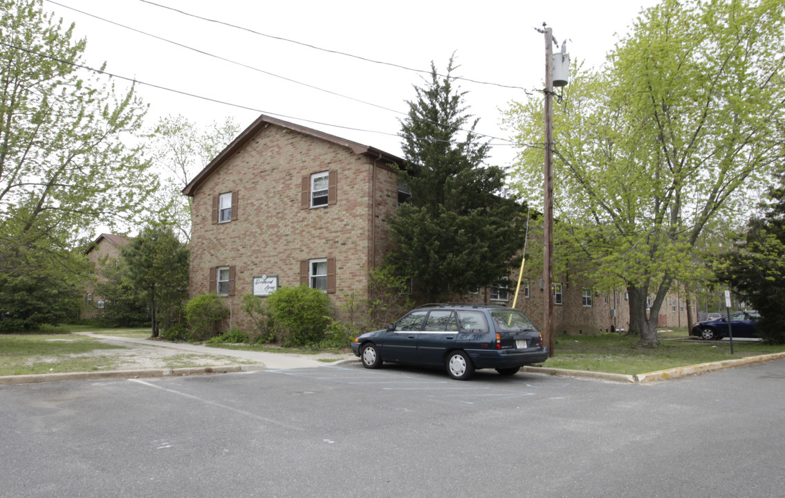 Driftwood Arms Apartments in Brick, NJ - Building Photo