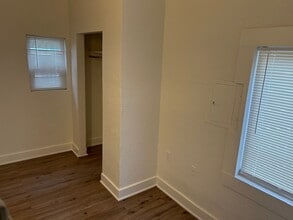 Y Street, Unit Apt 2 in Sacramento, CA - Building Photo - Building Photo
