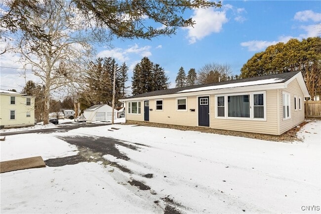 25 Mcpherson St in New York Mills, NY - Foto de edificio - Building Photo