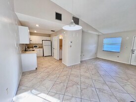 2002 S 10th St in Fort Pierce, FL - Building Photo