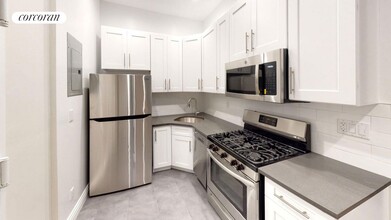 8 E 74th St in New York, NY - Building Photo - Building Photo