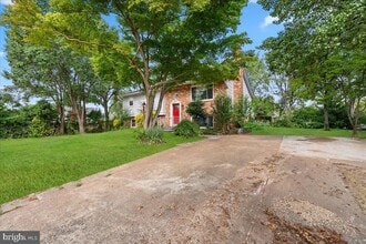 5208 Kimanna Dr in Centreville, VA - Foto de edificio - Building Photo