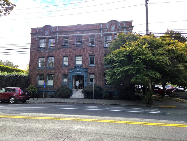720 6th Ave, Unit #202 in Tacoma, WA - Building Photo - Building Photo