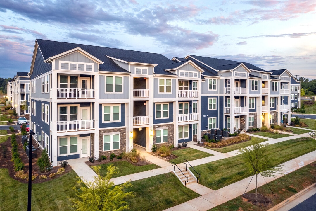 Tryon Farms in Charlotte, NC - Building Photo