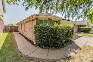8932 Sunny Hollow Dr in Fort Worth, TX - Building Photo