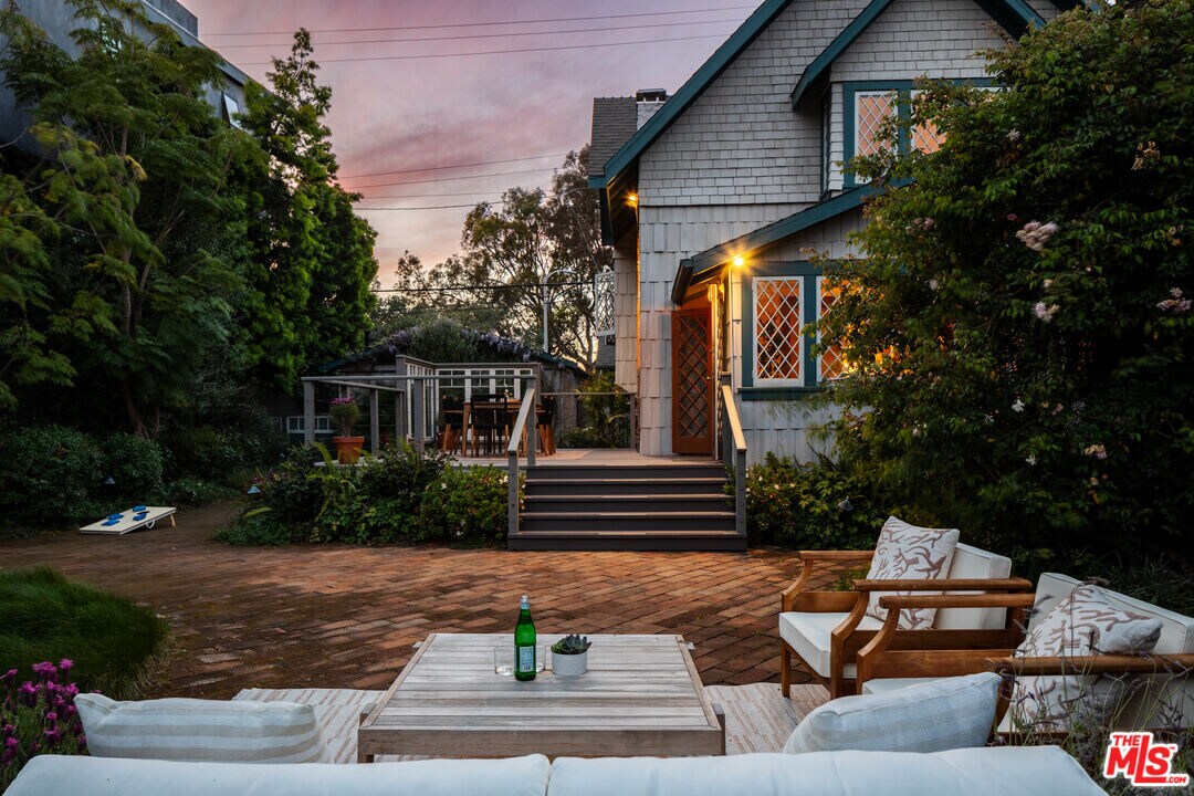 587 Grand Blvd in Los Angeles, CA - Building Photo