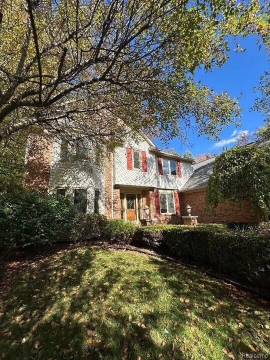 42071 Hunters Rdg in Canton Township, MI - Building Photo