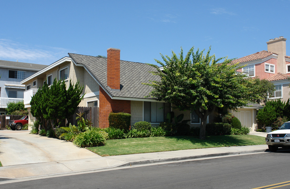 17061 Leslie Ln in Huntington Beach, CA - Building Photo