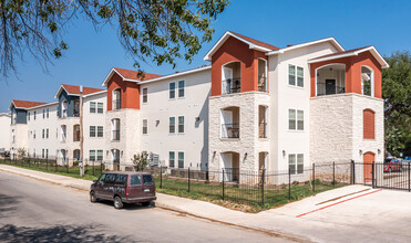 La Marquesa Apartments in San Antonio, TX - Building Photo - Building Photo