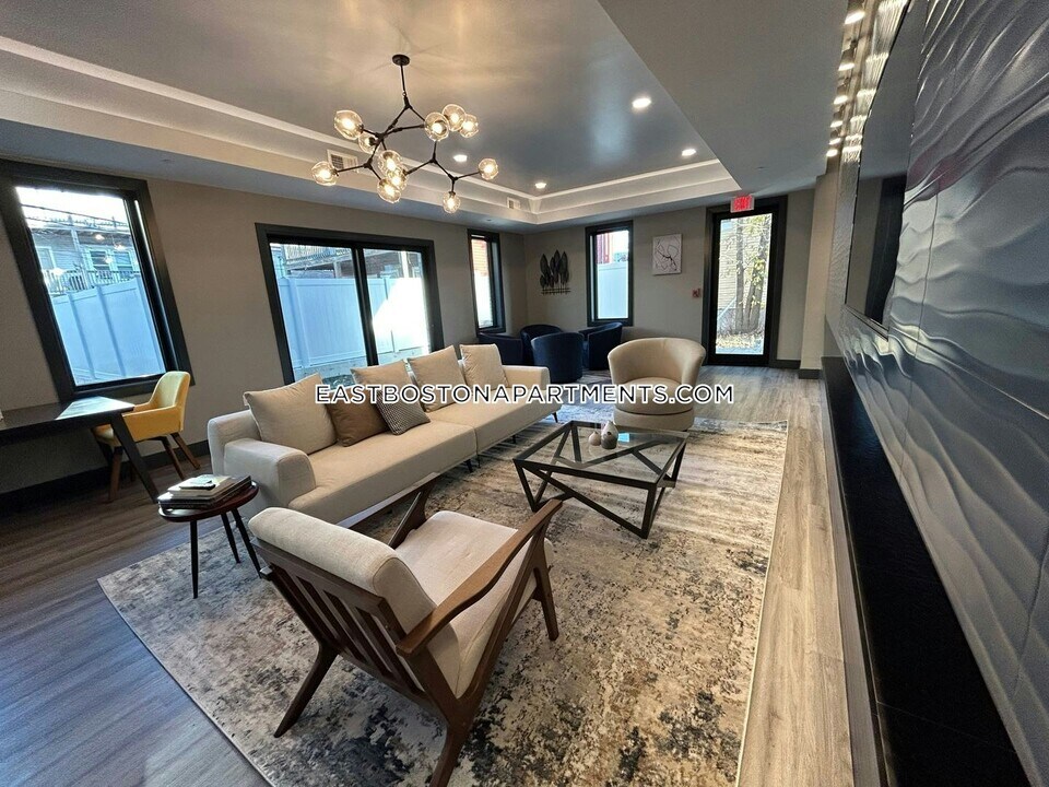 656 Saratoga St-Unit -313 in Boston, MA - Building Photo