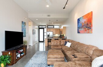 2525 S Lamar Blvd in Austin, TX - Foto de edificio - Building Photo