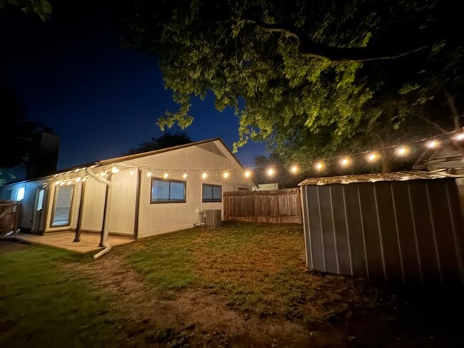 1220 Tartan Ln, Unit B in Austin, TX - Building Photo - Building Photo